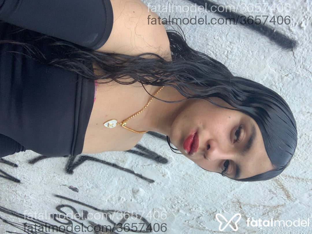 Acompanhante mulher trans com cabelo castanho de olhos pretos - Mirela Araujo