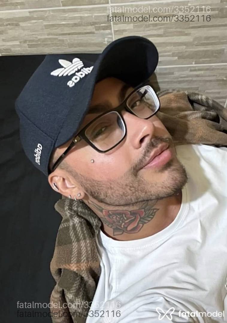 Acompanhante homem com cabelo castanho de olhos castanhos - Lorenzo Bellini
