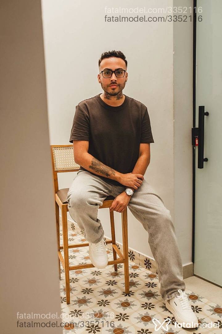 Acompanhante homem com cabelo castanho de olhos castanhos em São Paulo - Lorenzo Bellini
