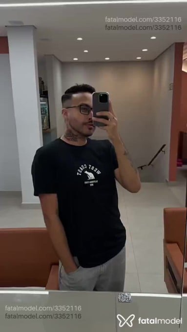 Acompanhante homem com cabelo castanho de olhos castanhos - Lorenzo Bellini