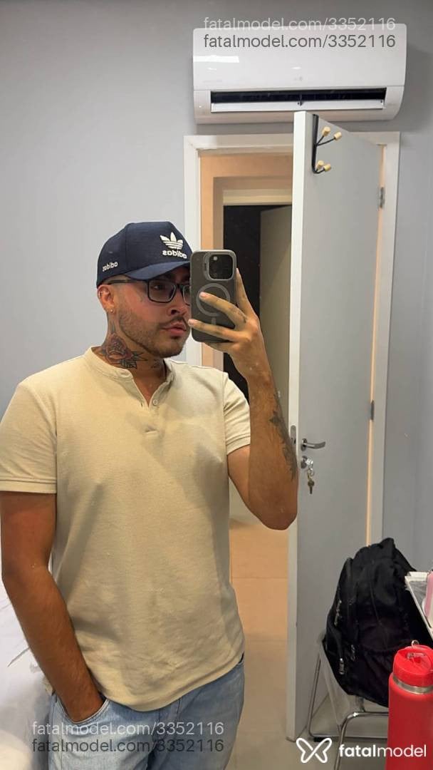 Acompanhante homem com cabelo castanho de olhos castanhos - Lorenzo Bellini