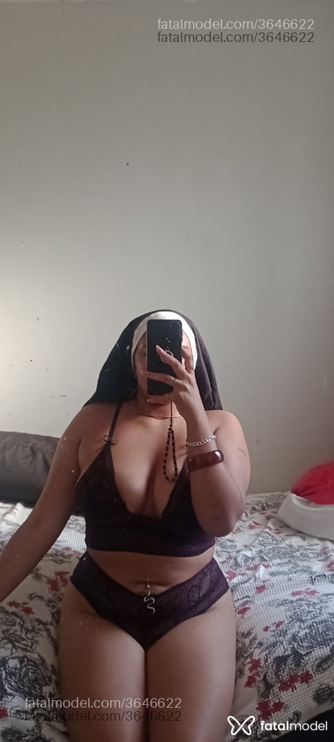 Acompanhante mulher loira (o) de olhos castanhos - Nefera