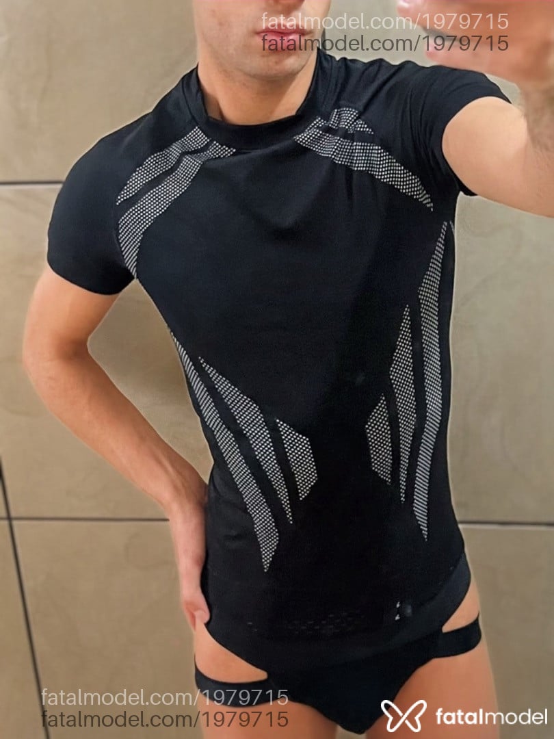 Acompanhante homem com cabelo castanho de olhos pretos - Mika