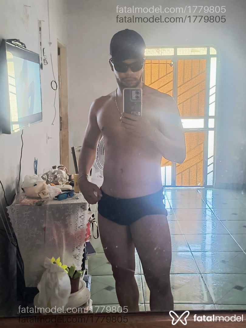 Acompanhante homem com cabelo castanho de olhos castanhos - Héctor