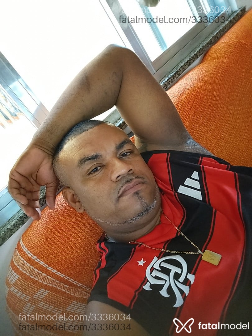 Acompanhante homem com cabelo grisalho de olhos pretos - MORENOVISK