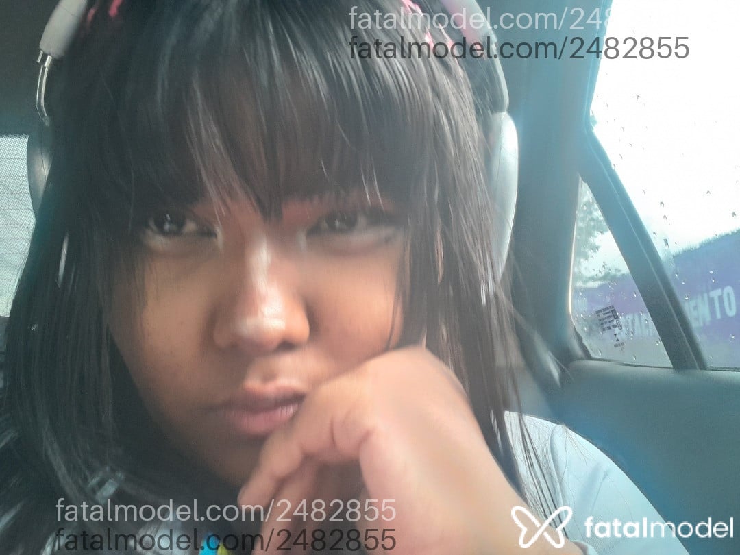 Acompanhante mulher morena (o) de olhos pretos - Alice