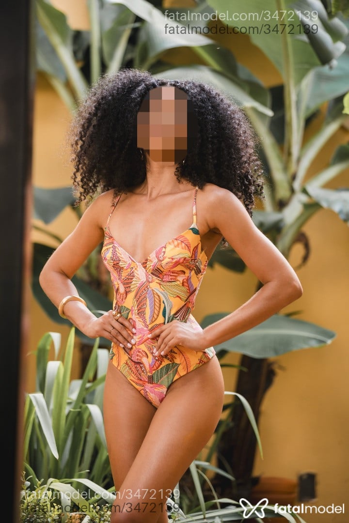 Acompanhante mulher morena (o) de olhos pretos - Tália