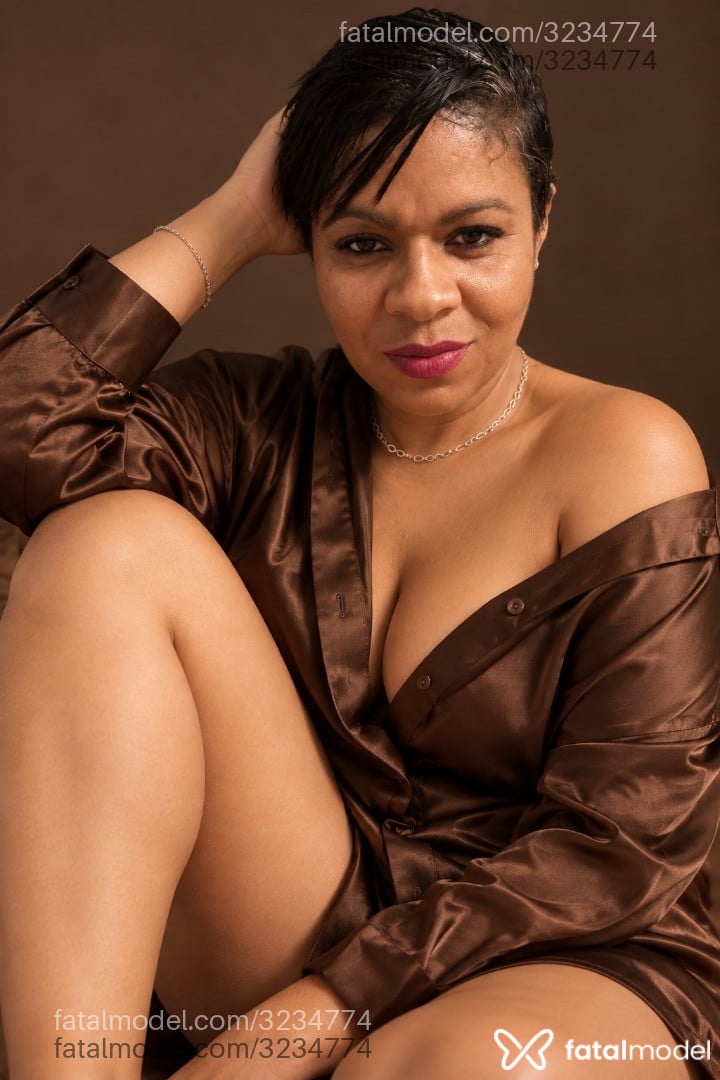 Acompanhante mulher morena (o) de olhos pretos - Gisha