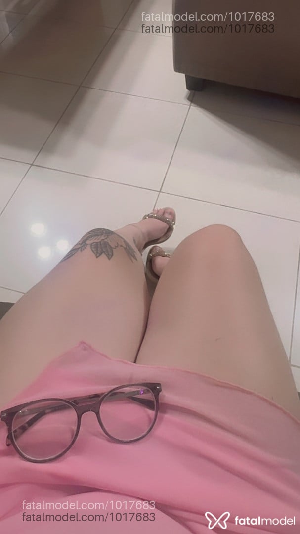 Acompanhante mulher loira (o) de olhos castanhos - Alice