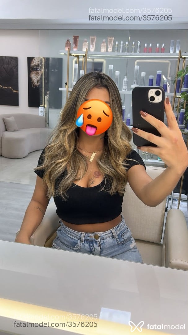 Acompanhante mulher com cabelo castanho de olhos castanhos - Julia Lins