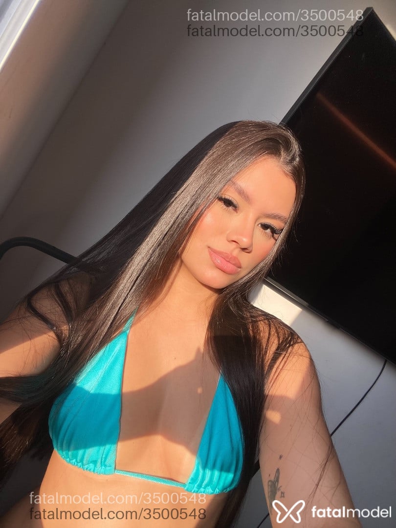 Acompanhante mulher morena (o) de olhos pretos - Livia Martins