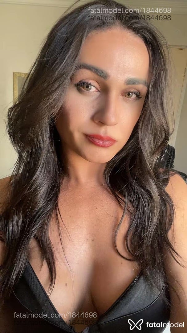 Acompanhante mulher trans com cabelo castanho de olhos verdes - Letícia Souza