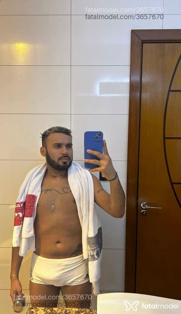 Acompanhante homem com cabelo castanho de olhos castanhos - Escorpiano