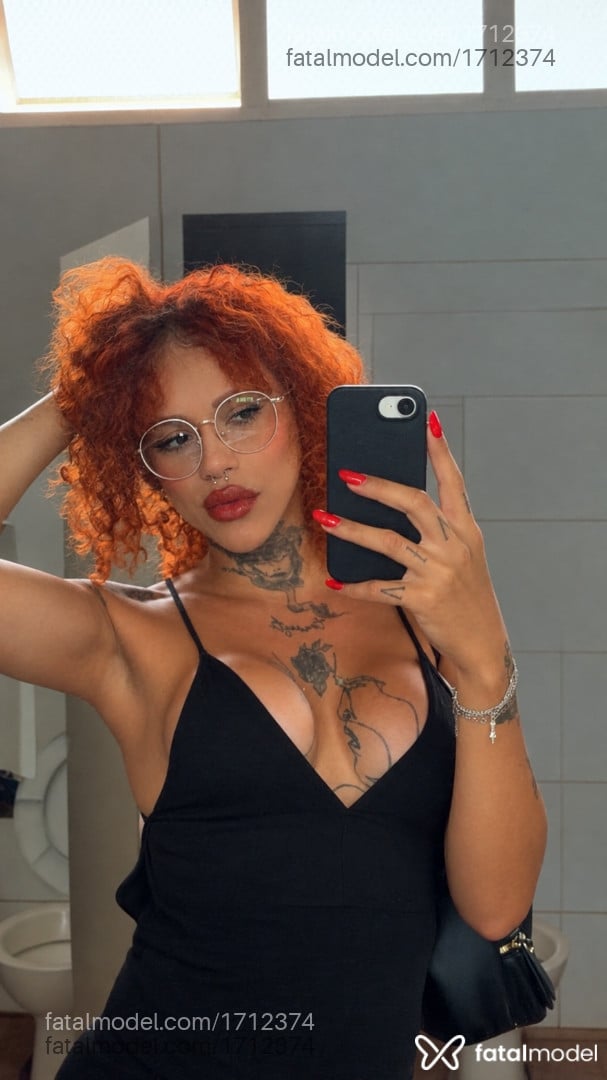 Acompanhante mulher trans ruiva (o) de olhos castanhos - Lala Lisa