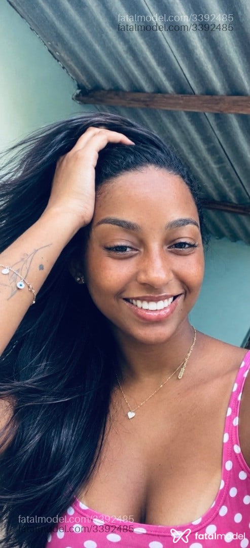 Acompanhante mulher morena (o) de olhos pretos - Alice Batista