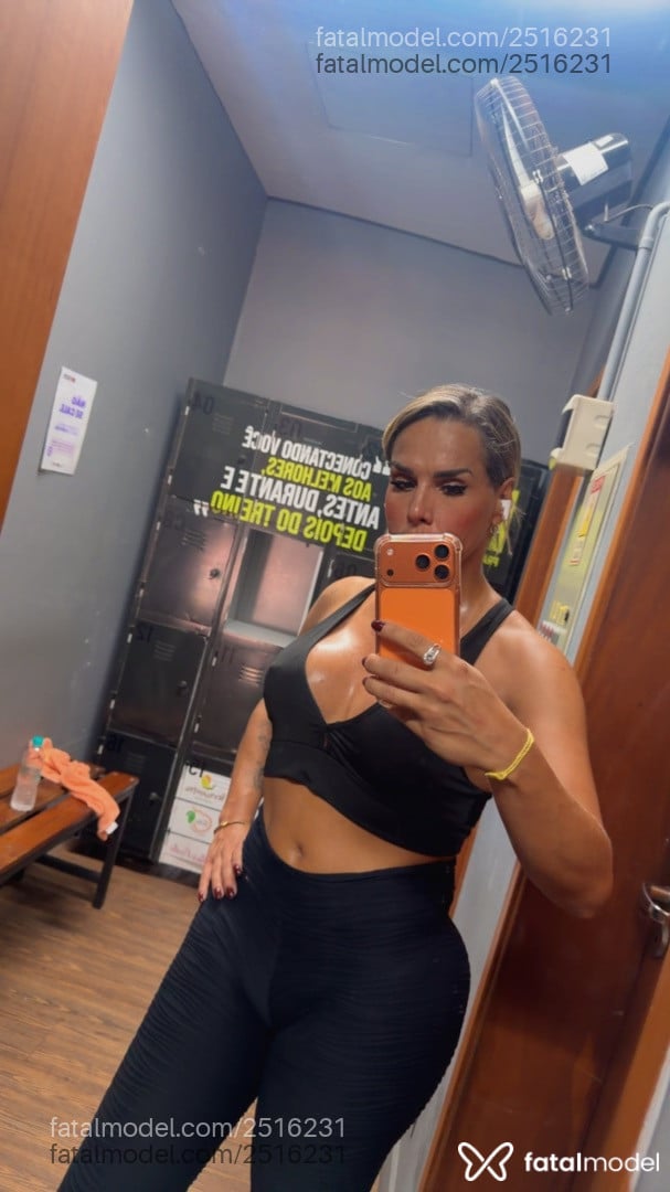 Acompanhante mulher trans loira (o) de olhos mel - Sabrina