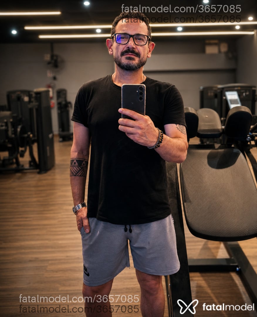 Acompanhante homem com cabelo castanho de olhos castanhos - Vicente