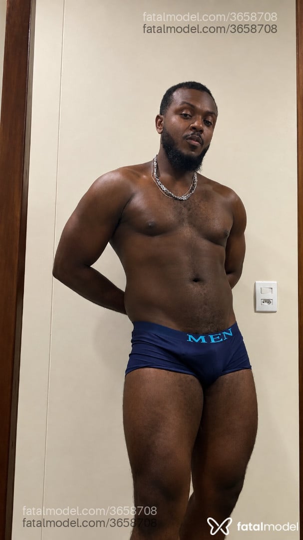 Acompanhante homem morena (o) de olhos pretos - Ttchalla