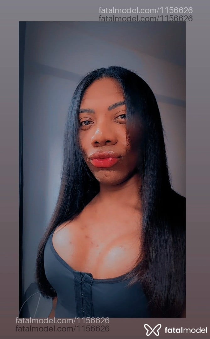Acompanhante mulher trans com cabelo castanho de olhos castanhos - Morena Oliver