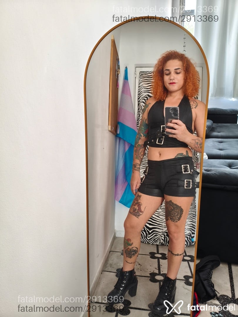 Acompanhante mulher trans ruiva (o) de olhos pretos - Domme Isis
