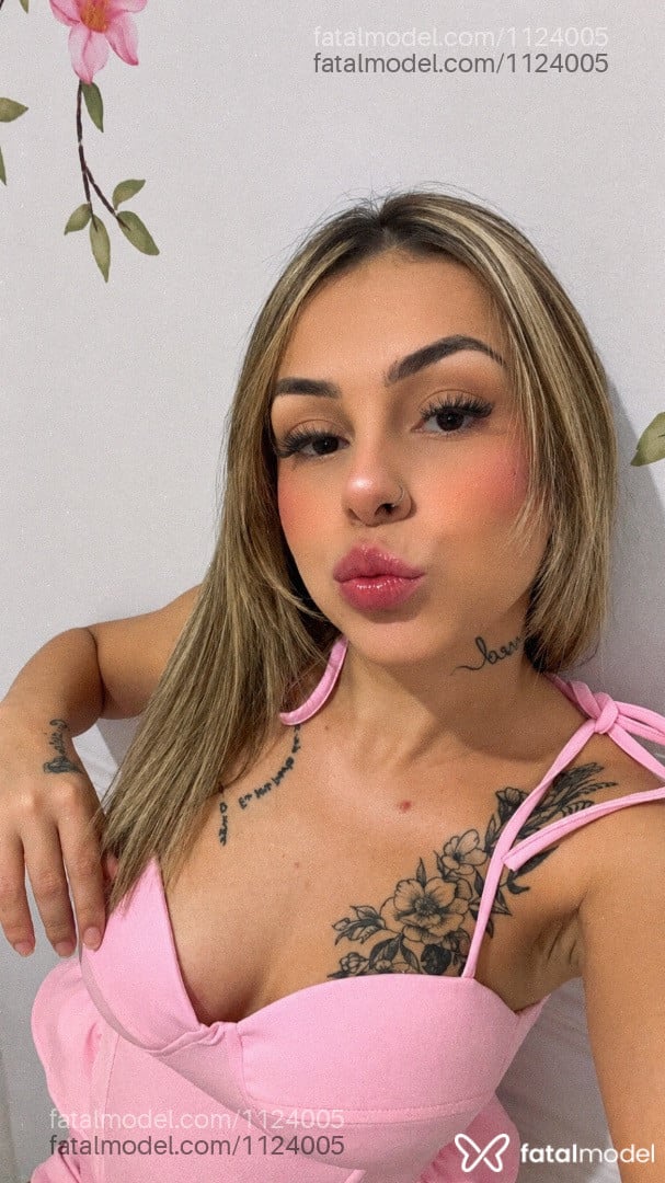 Acompanhante mulher loira (o) de olhos castanhos - Jheni