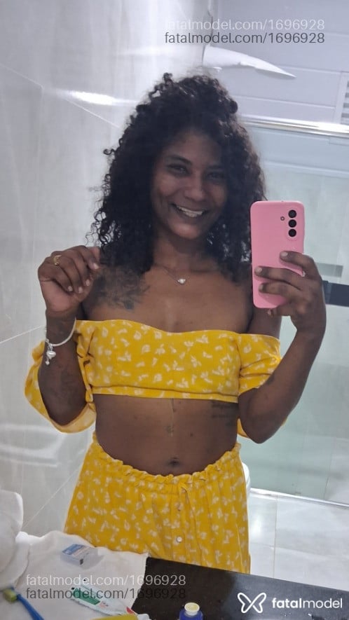 Acompanhante mulher com cabelo castanho de olhos castanhos - Lua