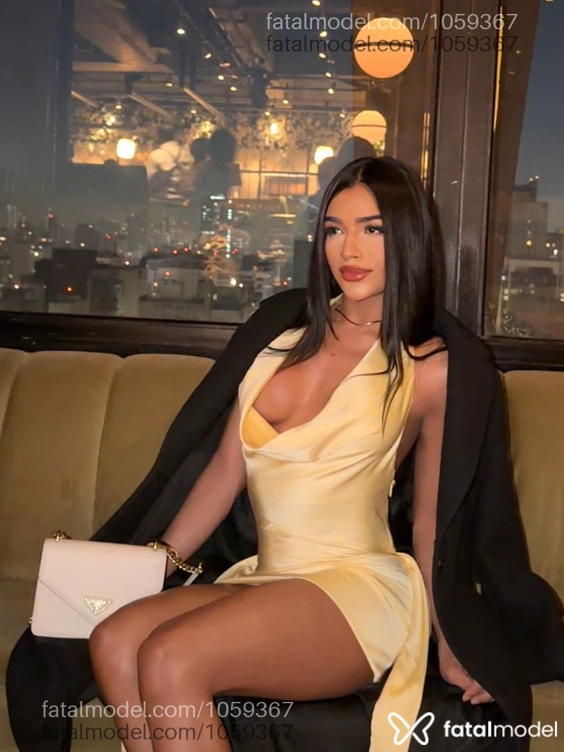 Acompanhante mulher trans morena (o) de olhos pretos - Manuela