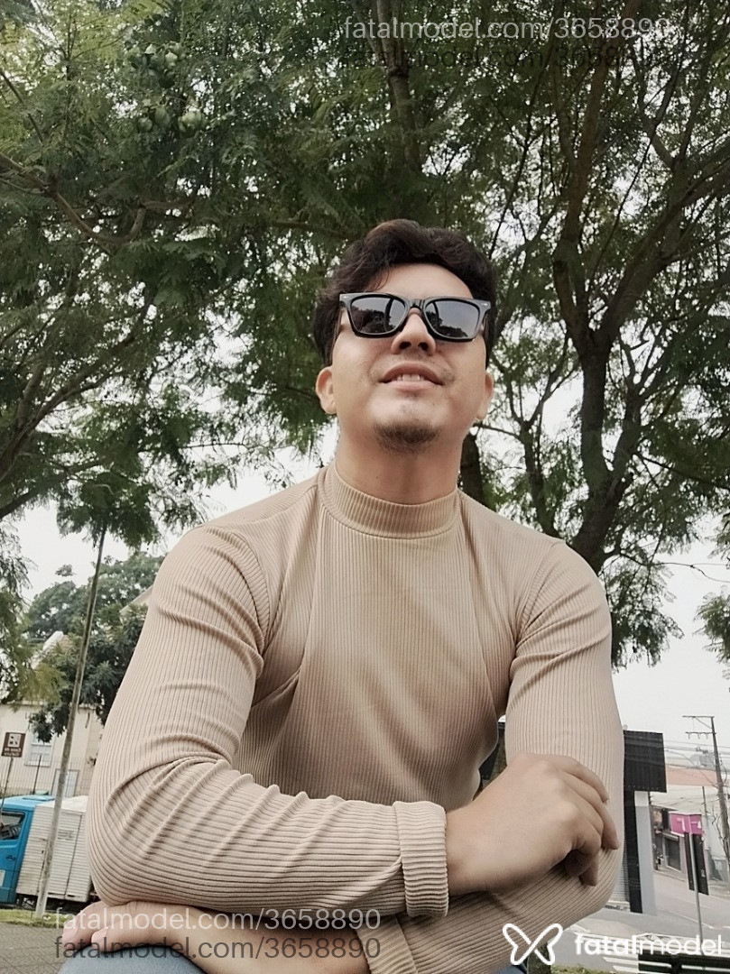 Acompanhante homem com cabelo castanho de olhos castanhos - Maurício