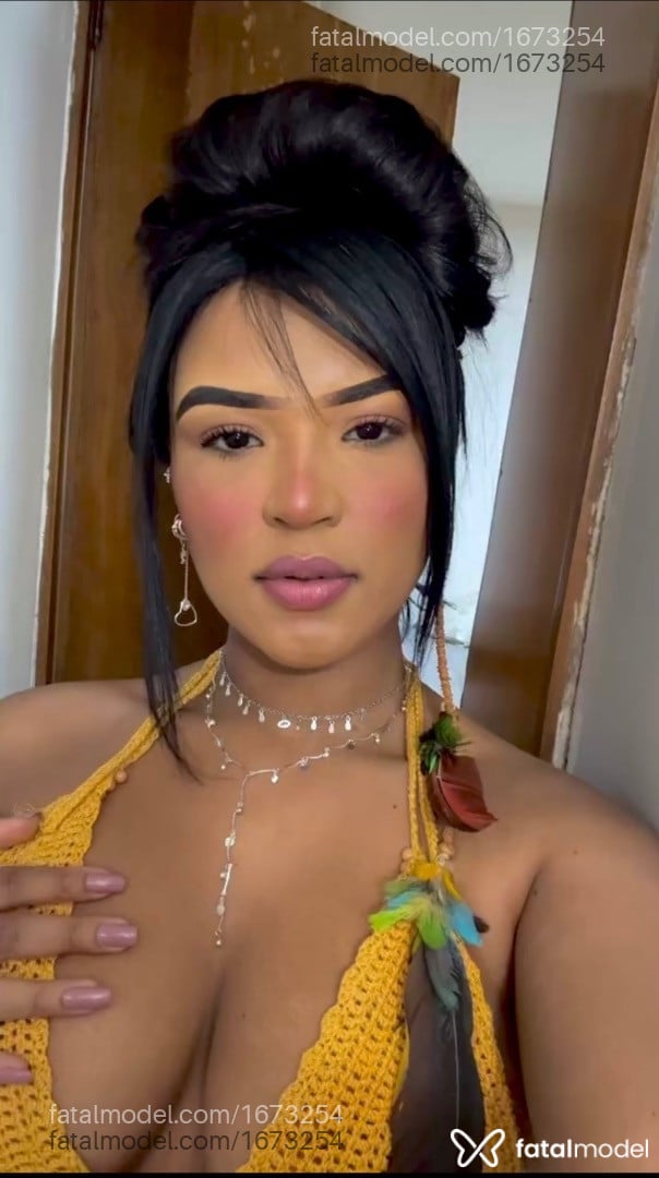 Acompanhante mulher morena (o) de olhos pretos - Rebeca
