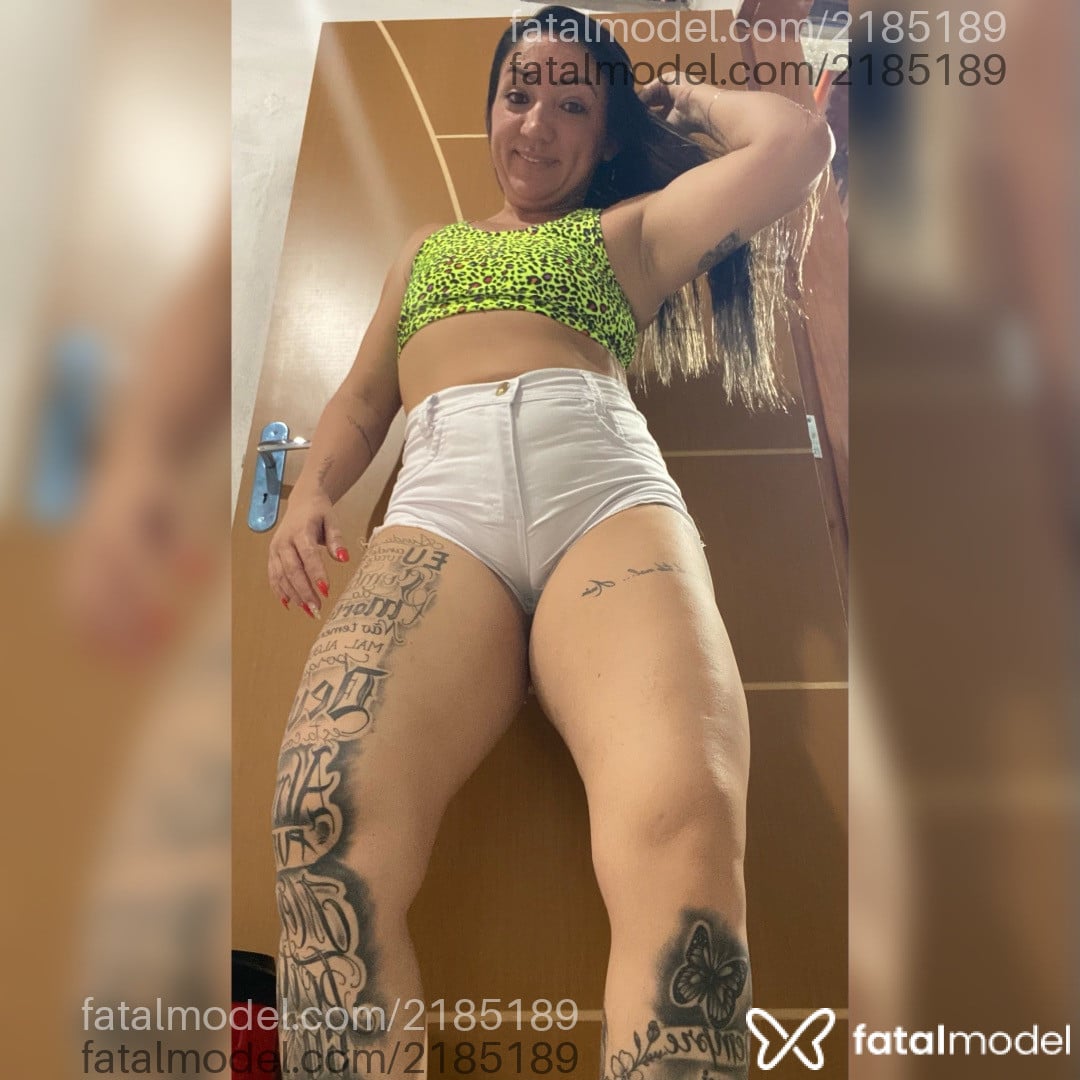Acompanhante mulher com cabelo colorido de olhos castanhos - Ah Cabulozinha