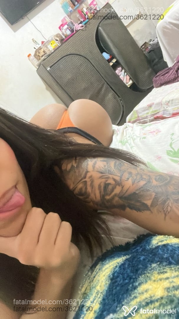 Acompanhante mulher trans morena (o) de olhos pretos - Liz Oliveira Roque