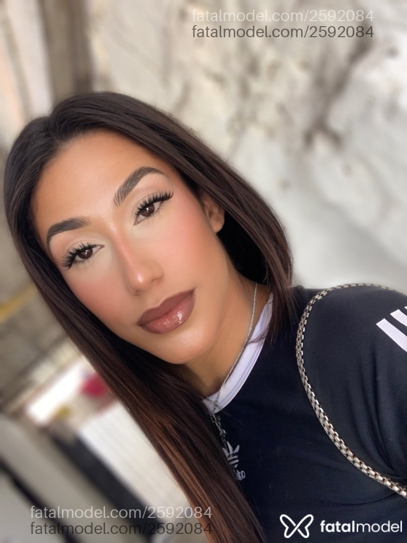 Acompanhante mulher trans morena (o) de olhos castanhos - Isadora Dickinson