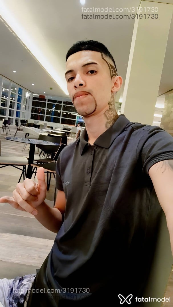Acompanhante homem com cabelo castanho de olhos castanhos - Gabriel