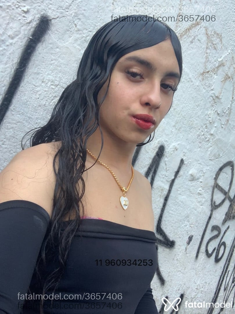 Acompanhante mulher trans com cabelo castanho de olhos pretos - Mirela Araujo