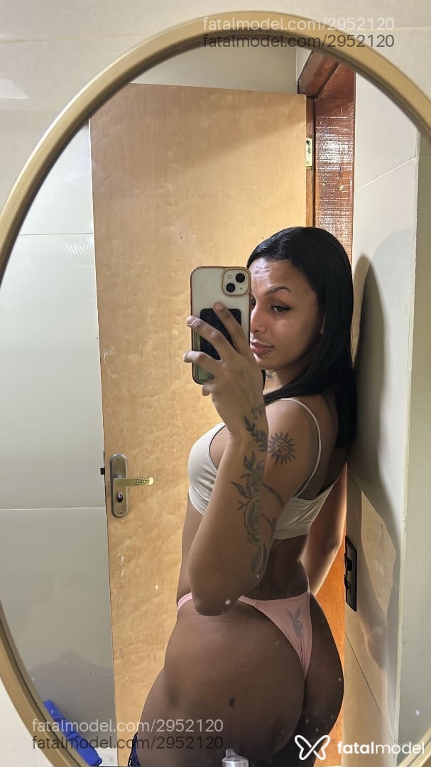 Acompanhante mulher trans morena (o) de olhos pretos - Joyzinha