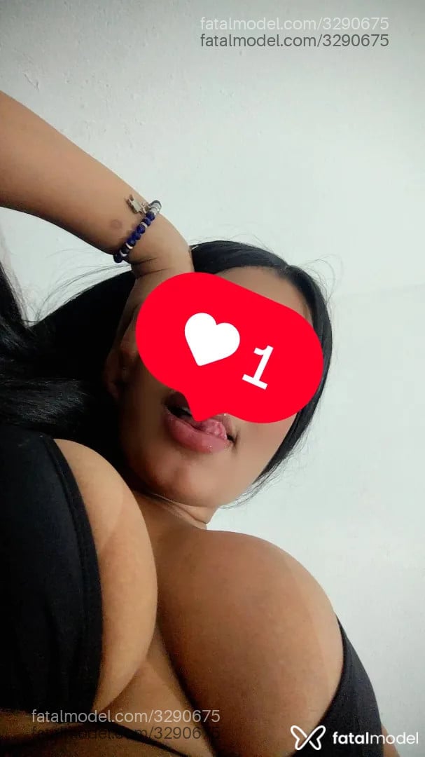 Acompanhante mulher morena (o) de olhos pretos - Victoria