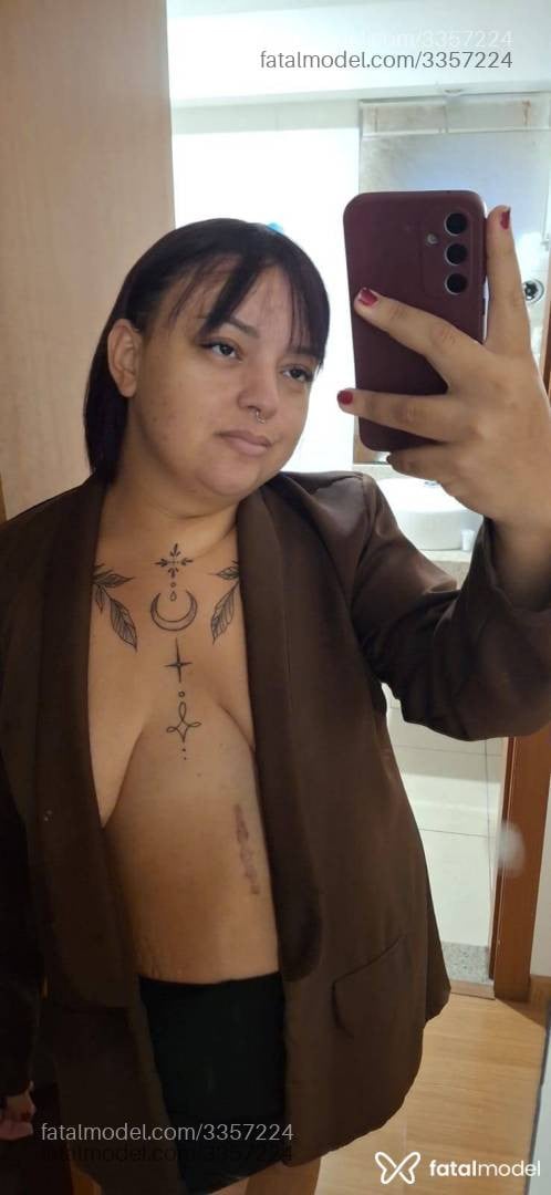 Acompanhante mulher com cabelo colorido de olhos castanhos em Juiz de Fora - Júlia Bittencourt
