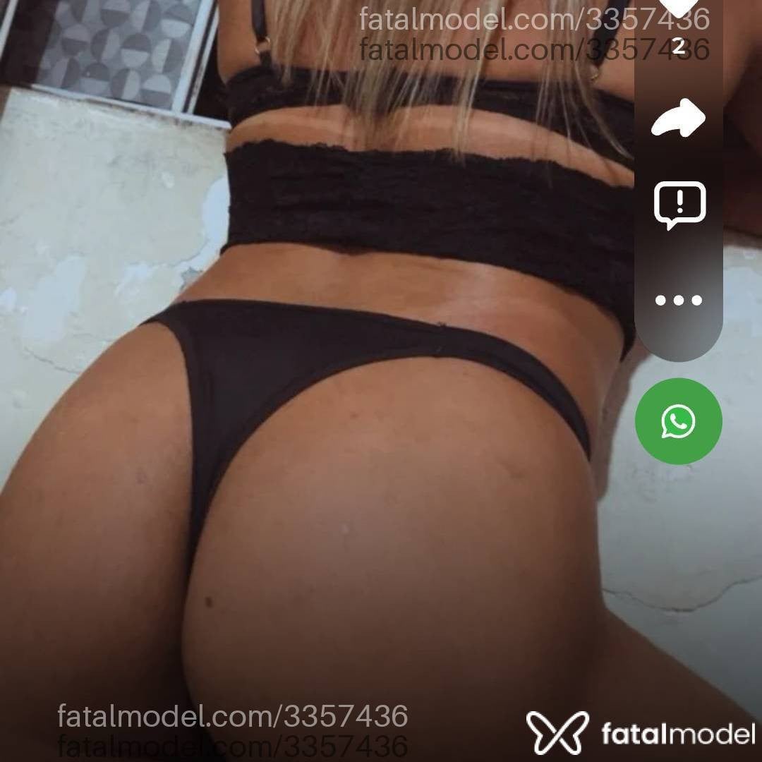 Acompanhante não-binário loira (o) de olhos mel - Thayna