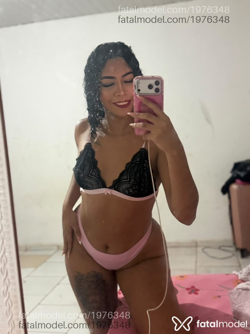 Acompanhante mulher com cabelo colorido de olhos castanhos - Cachinho