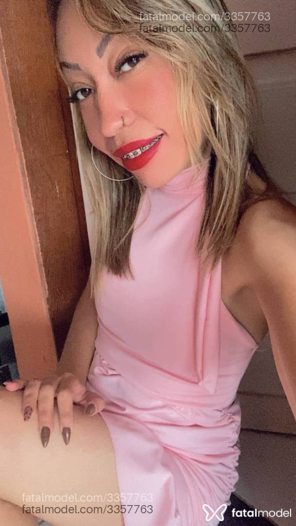 Acompanhante mulher loira (o) de olhos mel - Valesca Acompanhante mulher loira (o) de olhos mel - Valesca