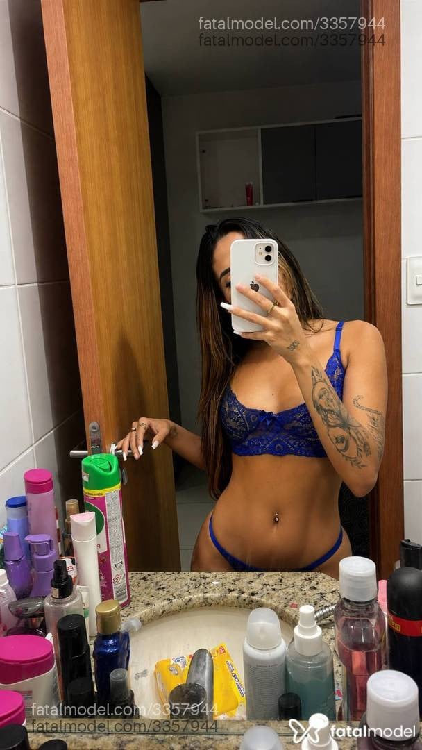 Acompanhante mulher loira (o) de olhos castanhos - Amanda