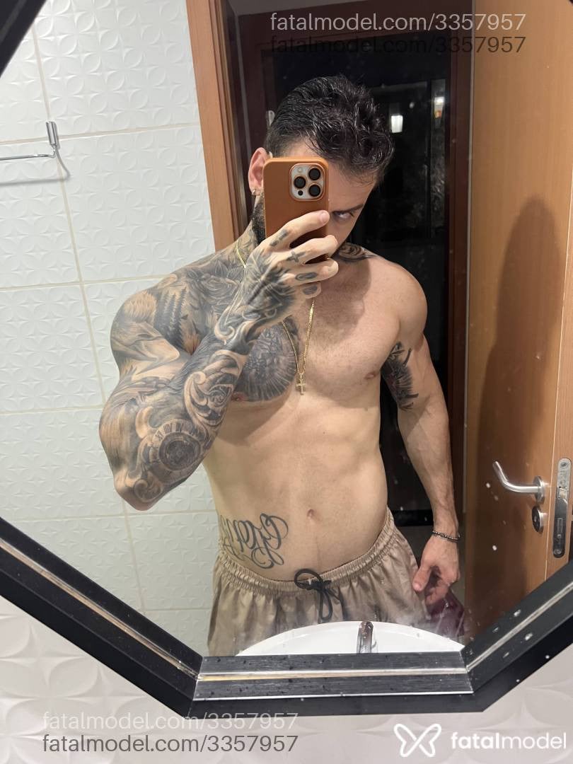 Acompanhante homem com cabelo castanho de olhos azuis - Gustavo Pedrosa