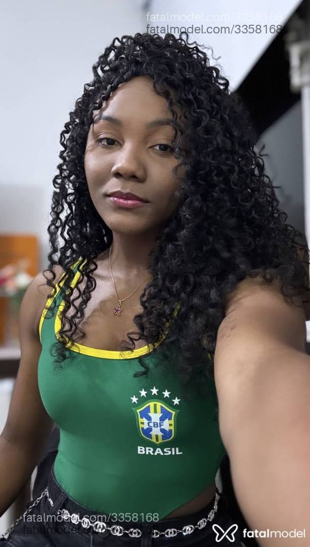 Acompanhante mulher morena (o) de olhos pretos - Maiitê Salles