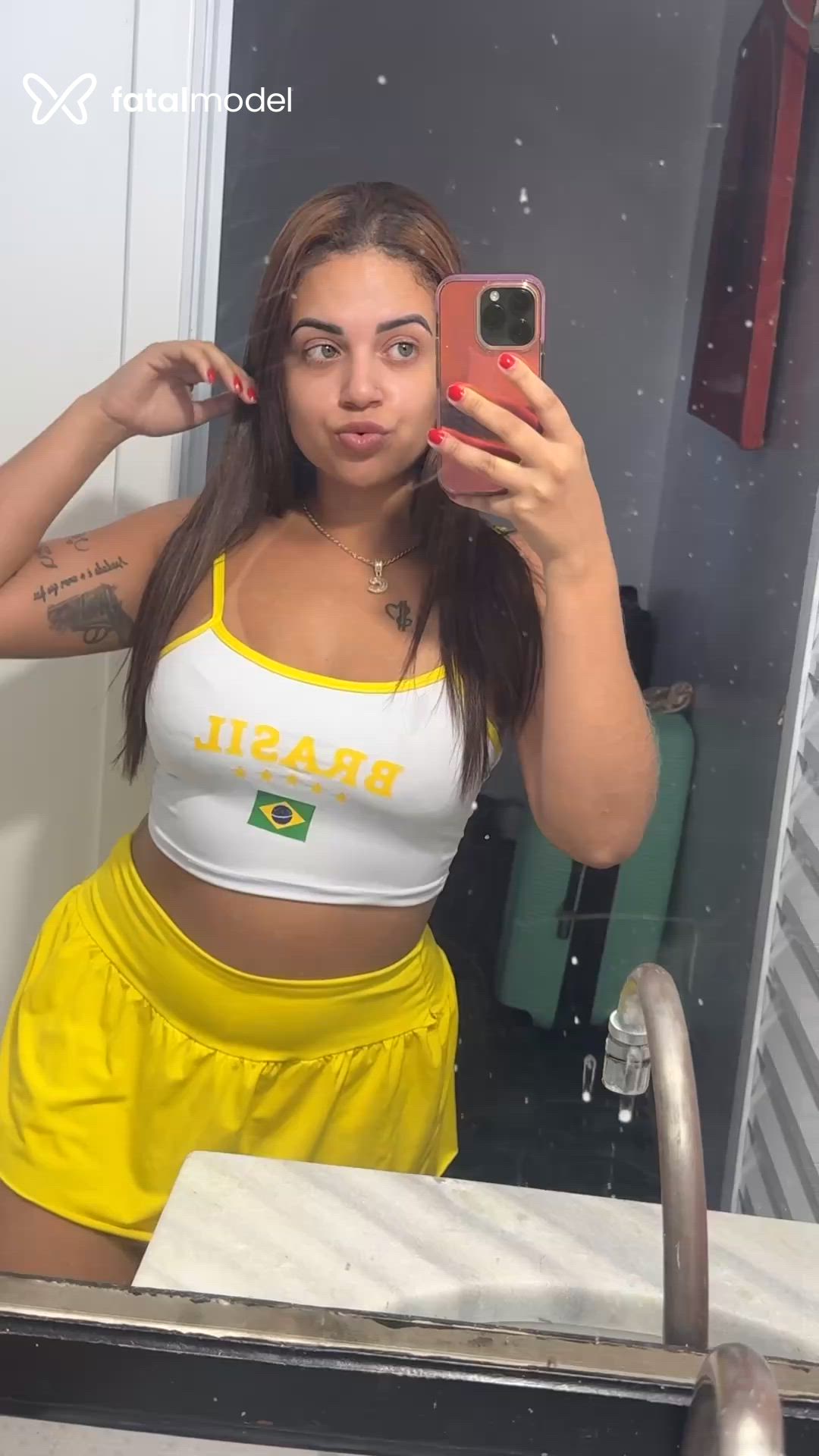 Acompanhante mulher com cabelo castanho de olhos verdes em Ubatuba Acompanhante mulher com cabelo castanho de olhos verdes em Ubatuba - Naty Parker
