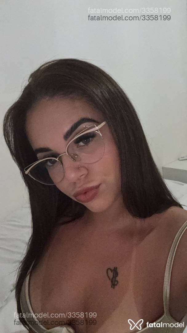 Acompanhante mulher com cabelo castanho de olhos verdes em Paraty - Naty Parker