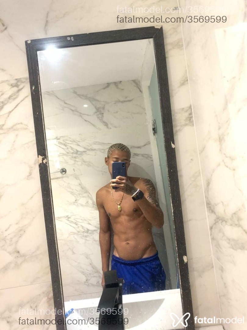 Acompanhante homem com cabelo grisalho de olhos pretos - Natan Santos