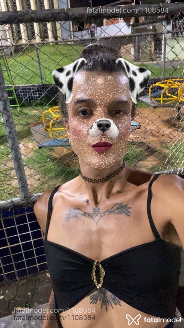 Acompanhante mulher trans com cabelo castanho de olhos pretos - Moira