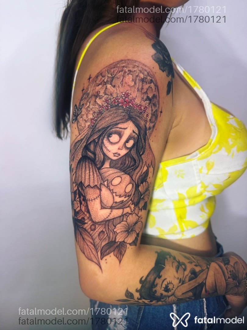 Acompanhante mulher trans com cabelo castanho de olhos castanhos - Laura Proine