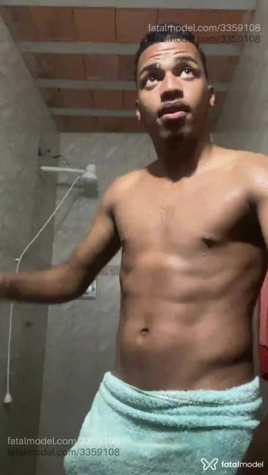 Acompanhante homem com cabelo colorido de olhos pretos em São Pedro da Aldeia - MP silva