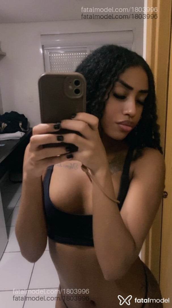 Acompanhante mulher morena (o) de olhos pretos - Mary